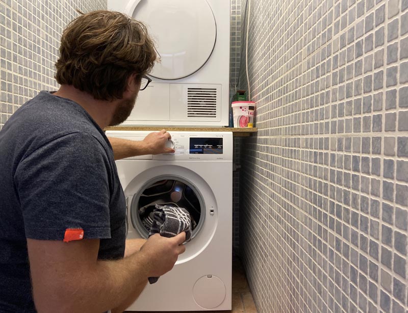 Tip 48: Was op een lage temperatuur  Een wasmachine gebruikt vooral energie om het water te verwarmen. Een lagere temperatuur kost minder stroom. Op een hoge temperatuur wassen, is vaak helemaal niet nodig. Op 30⁰C of 40⁰C wordt het wasgoed ook goed schoon.  Tip 49: Gebruik de eco-stand  Op de eco-stand gebruikt de wasmachine minder energie. Doordat hij wast op een lagere temperatuur. Om de was toch goed schoon te krijgen, neemt de machine wel wat meer tijd om het wasgoed te weken.  Tip 50: Was minder vaak  Iedere wasbeurt kost energie en dus geld. Doe daarom geen kleine wasjes. Maar spaar het wasgoed op, tot u een trommel vol heeft.  Tip 51: Droog de was op het wasrek  De was laten drogen op een wasrek kost helemaal geen energie. En dus ook geen geld.  Tip 52: Droger gebruiken? Eerst centrifugeren  Hoe natter de was, hoe langer de droger erover doet om het droog te krijgen. Door eerst te centrifugeren, haalt u al heel wat water uit het wasgoed.  Tip 53: Kies voor een automatisch programma  Bij een automatisch programma stopt de droger als de was droog genoeg is. Wanneer u een tijd instelt, zal de droger niet eerder stoppen.  Tip 54: Kies bij de droger voor ‘kastdroog’  Dit programma verbruikt minder stroom dan het ‘zeer droog’ programma. Met ‘kastdroog’ of ‘strijkdroog’ is de was droog genoeg om het op te vouwen en in de kast te leggen.  Tip 55: Strijk schone was als het nog nét een beetje nat is  Kleding die nog nét een beetje nat is, strijkt makkelijker dan droge was. En dat is twee keer voordeel: u hoeft de droger én het strijkijzer minder lang te gebruiken.  Tip 56: Zet de wasmachine en droger uit  Klaar met wassen of drogen? Zet de wasmachine of droger uit. Want lampjes die blijven branden kosten ook stroom. Oftewel: sluipverbruik. Zonde!  Tip 57: Nieuwe wasmachine of droger nodig? Kies een zuinige  Een energiezuinige wasmachine of droger (A+++) gebruikt weinig stroom. De aanschaf is wel iets duurder, maar dat verdient u terug omdat de wasbeurten goedkoper zijn.