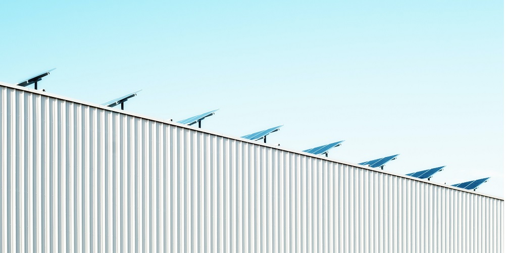 Ondernemer dak over aanbieden zonnepanelen duurzaam ondernemen