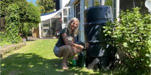 Regenton ton groene tuin gieter klimaatadaptatie regenwater duurzaam Nijkerk