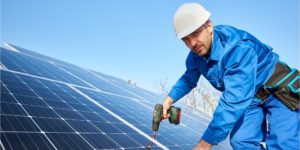 Plaatsen zonnepanelen op dak aannemer energie opwekken duurzaam duurzaamheid Nijkerk