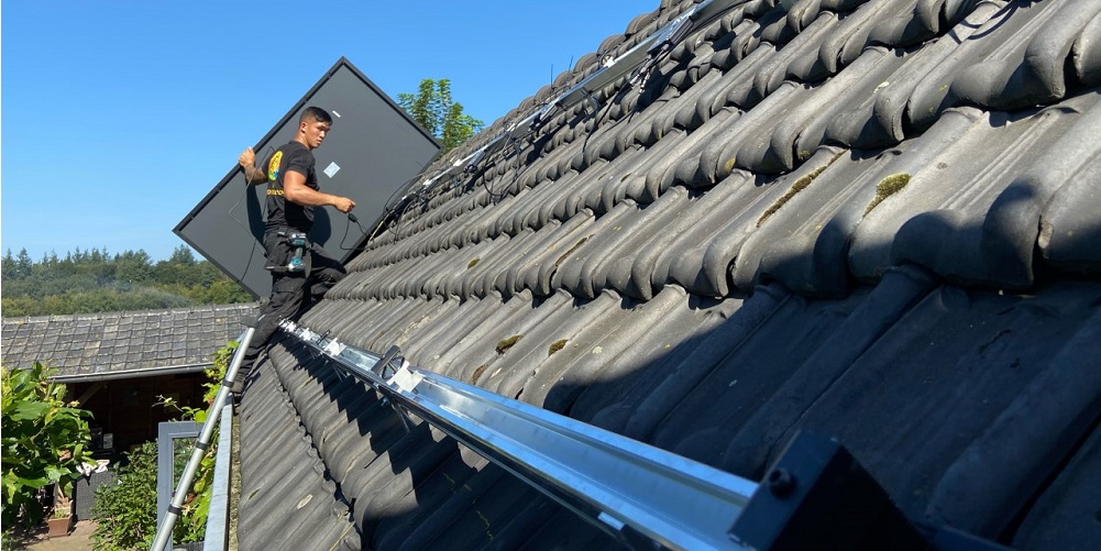 Zonnepanelen op dak plaatsen leggen duurzaam Nijkerk zelf energie opwekken zonneenergie