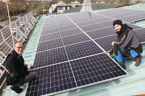 Zonnepanelen op dak brandweerkazerne duurzaam Nijkerk wethouder Dijksterhuis