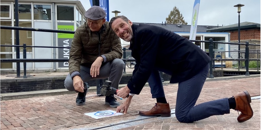 Wethouder Windhouwer tegel Rotary Nijkerk zwerfafval