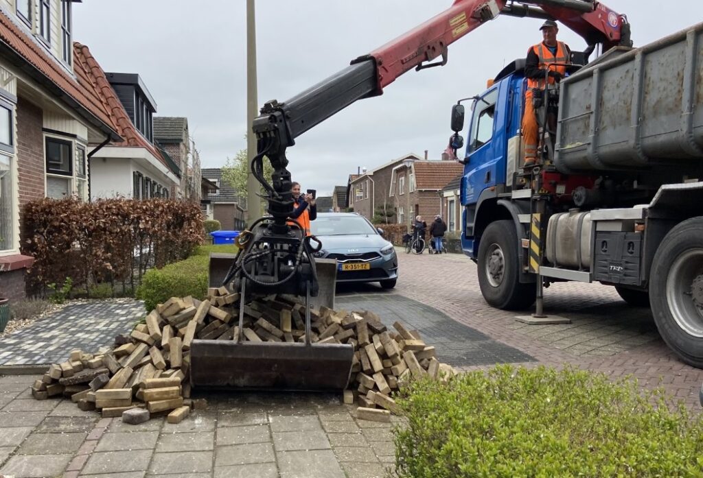 tuintegel stapel stenen opgehaald Timmer Nijkerk