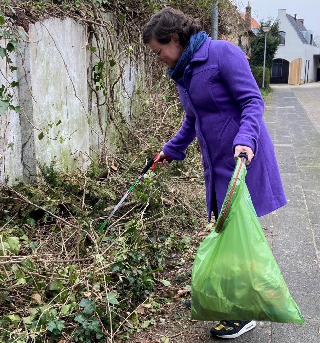 Maaike raapt zwerfafval Nijkerk zwerfafvalbrigade straat duurzaam