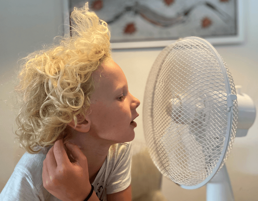 Duurzaamheid elektrisch waaier koelte warmte jongentje
