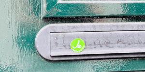 Ja sticker op brievenbus